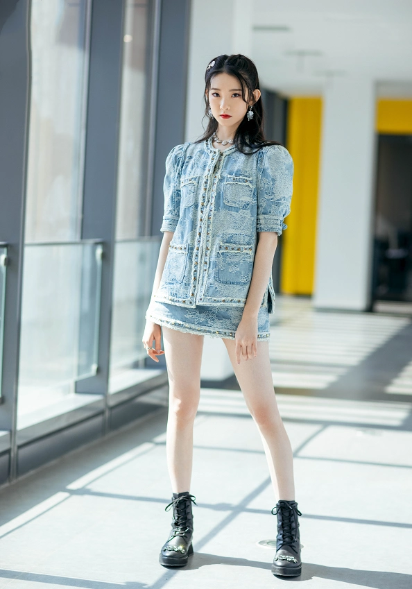 "内娱第一美腿"长啥样?当张艺凡穿三分裙后:全网直男纷纷截图