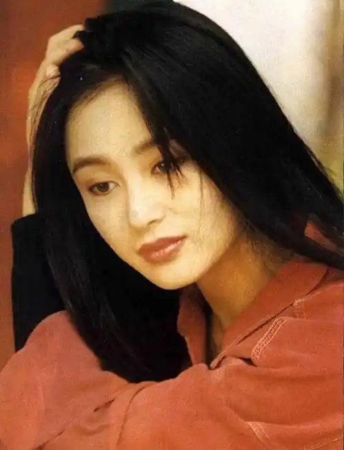 陈红的美,又何止是用漂亮就能形容的,年轻时的她长相天然舒适,五官