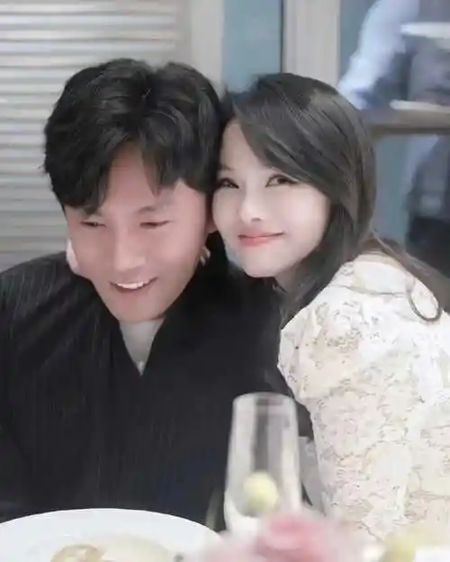 秦昊老婆跑韩国打水光针,56岁伊能静满脸针眼,感慨:真的很痛