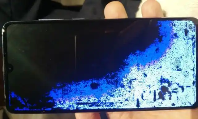 屏幕漏液表示lcd屏幕受到外力的强烈挤压,并且lcd屏幕的内部会部分