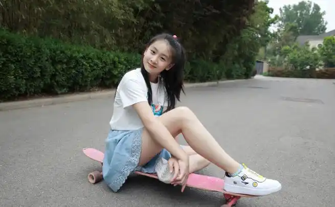 简介:森碟短裙长腿元气写真,分享一组田雨橙图片给大家,图中的明星