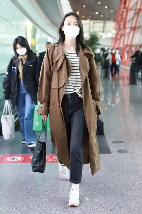 明星时尚大衣穿搭穿条纹t搭配褐色大衣气质在那摆着吧