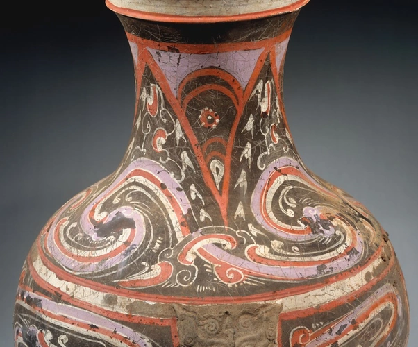 西汉 云气纹彩绘陶壶(局部1) 美国大都会博物馆藏