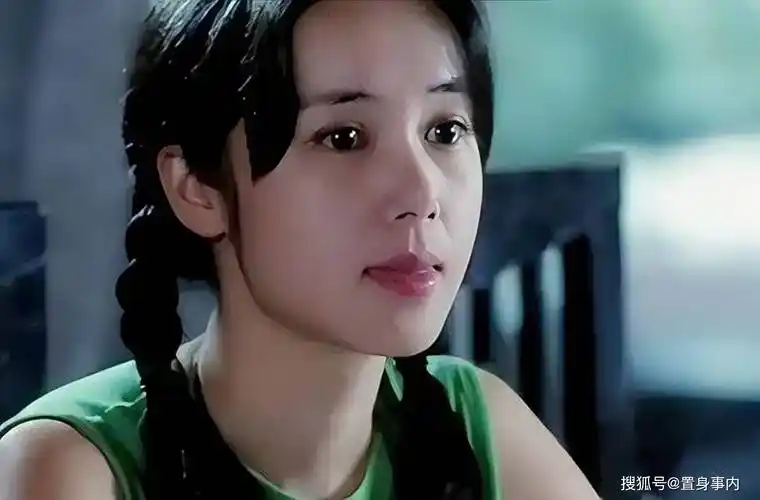 《悬崖百合》中饰演一名年轻老师,那时只有23岁的蒋雯丽,凭借这个角色