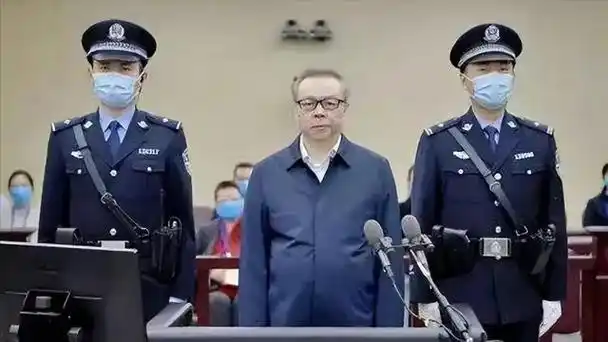 法院判决赖小民犯有严重的贪污罪行,判处其死刑.