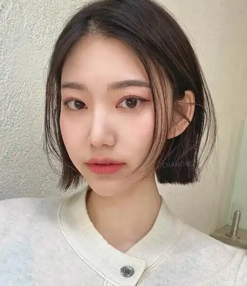 这款短发看似具个性,干练感,但搭配外翻卷刘海,或是齐刘海,空气刘海等