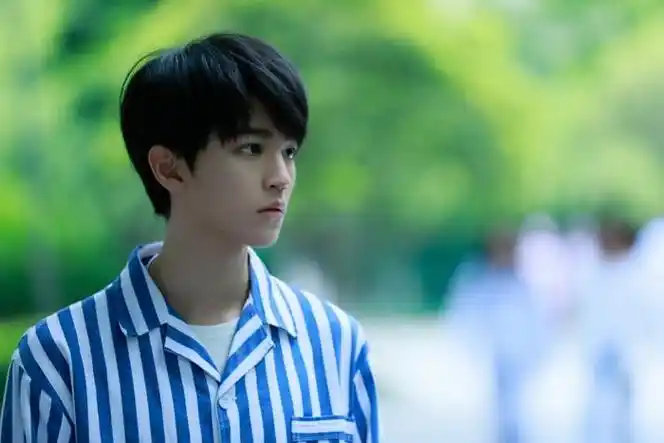 王俊凯《重生之门》新剧照~ 穿病号服的庄文杰站在阳光下!