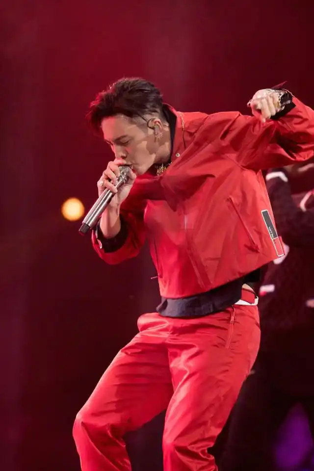 陈伟霆跨年演唱会劲歌热舞,网友:高级又迷人