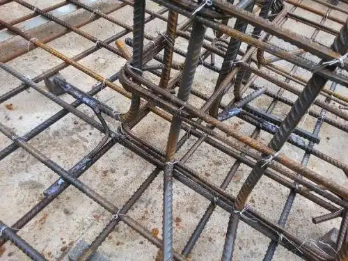 如图:建筑三类防雷引下线这焊法对吗?40*4扁铁也太长了吧,全长近2.