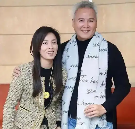 明明年纪相差不大,却看着像两代人,这4位女星把"老公熬成爹"