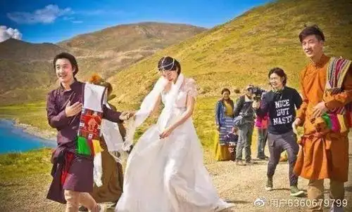 歌手谭维维被二线男星求婚,感动落泪两人甜蜜拥吻,嫁给了爱情