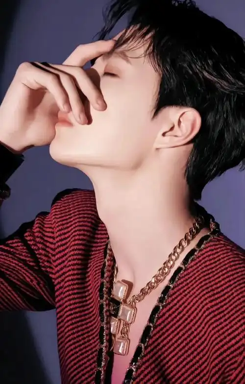 王一博喉结好苏##王一博街舞5黑白四宫格剧照