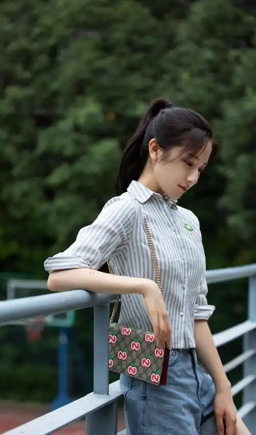 被22岁李兰迪美到了白t恤黑皮裙清新靓丽扎高马尾更有活力