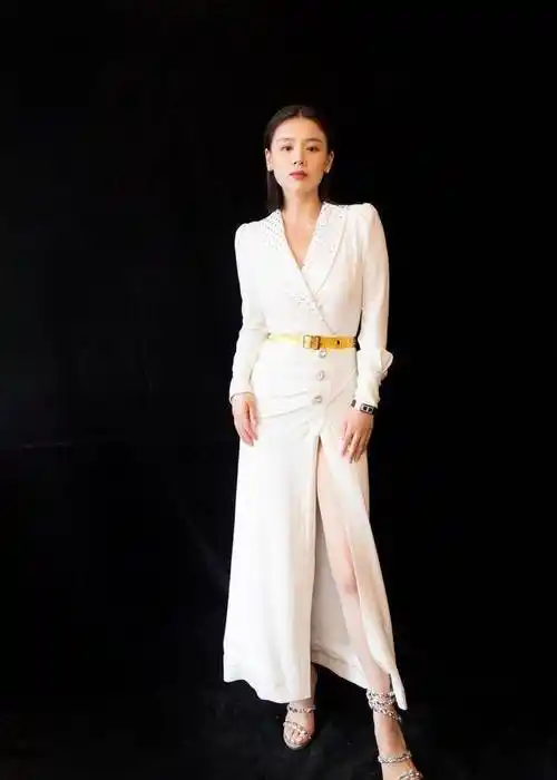 马思纯的这件v领连衣裙是类似于西装的版型,西装是一种显干练气质的单