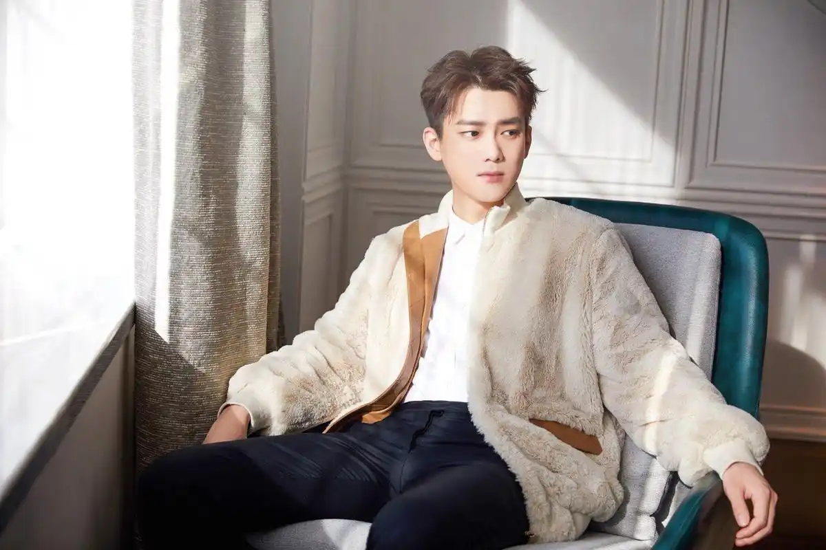 熊梓淇越来越可爱了,身穿白色外套像极了小熊