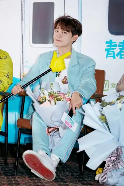 青春的花路看片会范丞丞朱正廷领衔花路七老哥合体