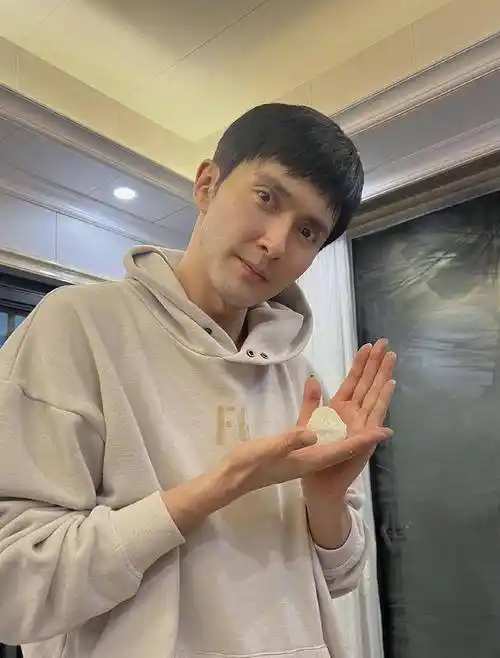 组图:高伟光带家人到餐厅为母亲庆生同神秘女子饭桌上热聊不断_娱乐