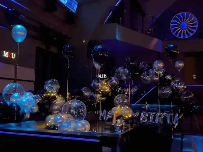 男士酒吧卡座生日布置