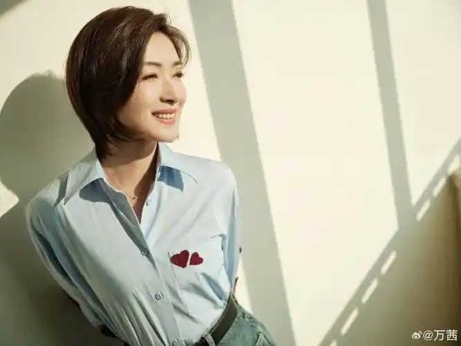 万茜化身阳光下的温柔学姐!