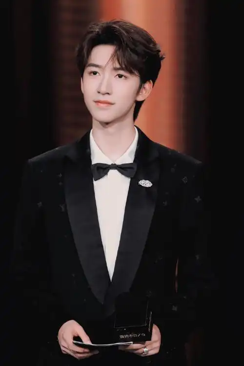 贺峻霖主持微博电影之夜