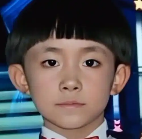 易烊千玺发自拍晒绝版童年照,七年老粉首次见他仙气飘飘的神颜