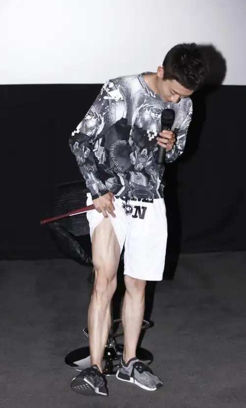 张一山脱衣秀好身材