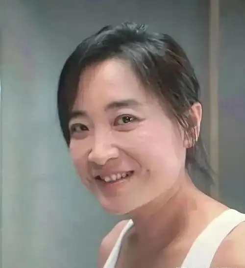 41岁贾玲近照曝光引热议大笑时皱纹又深又多比减肥前更显老