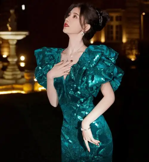 工作室将鞠婧祎修成1米7,红毯生图暴露身高,像小孩穿大人衣服_礼服