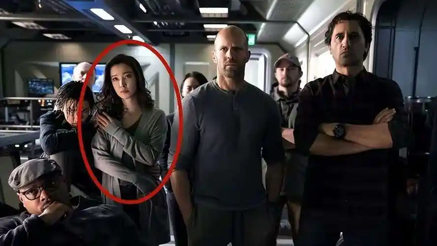 《巨齿鲨2》李冰冰有多惨?出场就挂墙上,连句台词都没有!