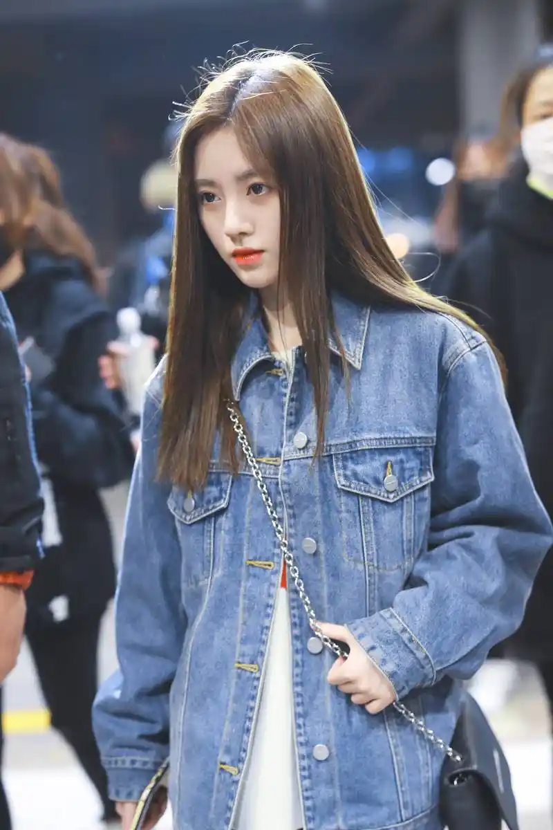 鞠婧祎红唇穿蓝色牛仔衣现身机场,皮肤白皙面带微笑
