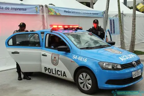 高清:搜狐记者探访马拉卡纳 警方巡逻艺人表演