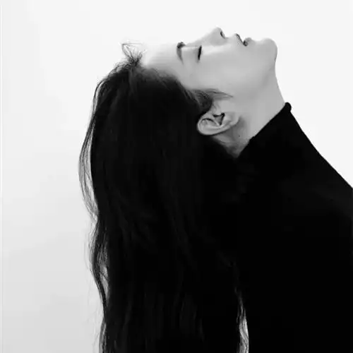 黑白头像女生冷酷霸气 很坚强不敷衍的女人