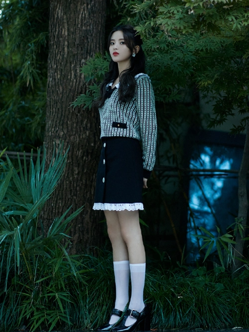 杨超越"直角腿"走红网络!侧面无丝毫赘肉,体重一看就没过百_腾讯新闻