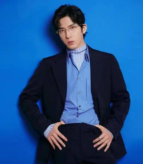 井柏然穿露肩墨绿色衬衫,展现慵懒撩人禁欲气质_牛仔裤_高领_白色