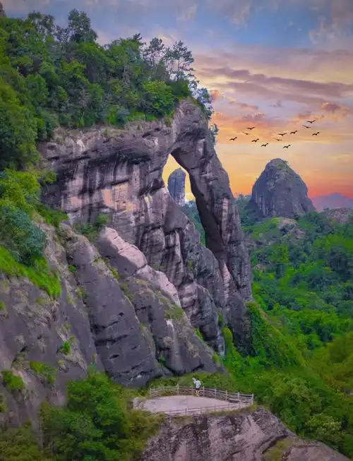 龙虎山风景区旅游攻略 92龙虎山,这座被誉为道家四大名山之一的世界