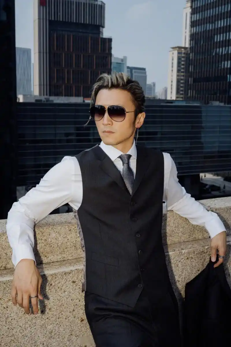 演员谢霆锋# #歌手谢霆锋#  谢霆锋  置身天台,率性自如,解锁新飞色