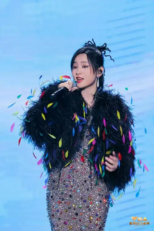 微博音乐盛典##周笔畅带着鱼唱龙利鱼##周笔畅年度优秀歌手