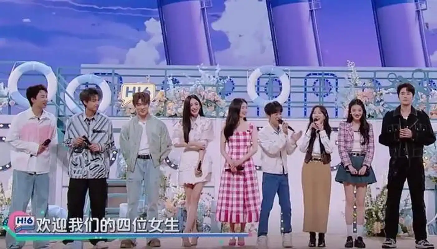 古力娜扎的身高明显没有王楚然高,王楚然当天穿的是平底鞋,身高捍穿