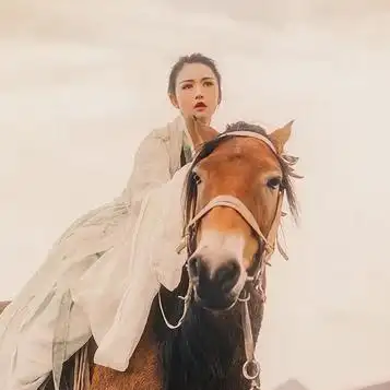 潇洒骑马女生头像唯美古风真人头像