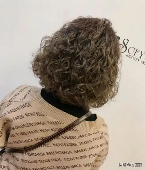 满头烫螺丝烫羊毛卷你喜欢的发型全都在这里