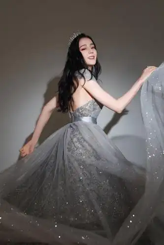 星空裙配皇冠优雅又梦幻,这锁骨我服了|迪丽热巴|热巴|锁骨_新浪新闻