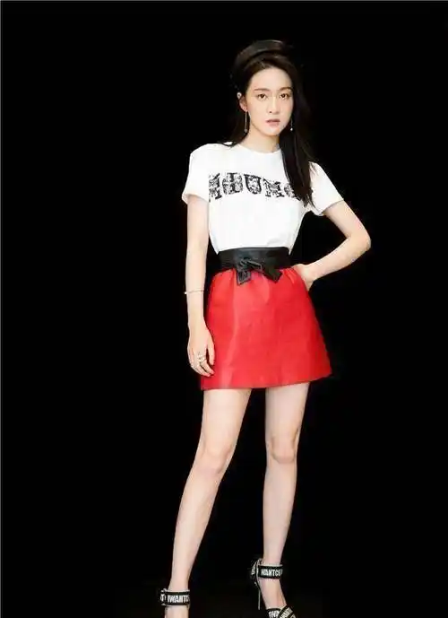 22岁张雪迎蜕变归来!梳油头slay全场,硬照气场真的足!_吊带_衣服_时候