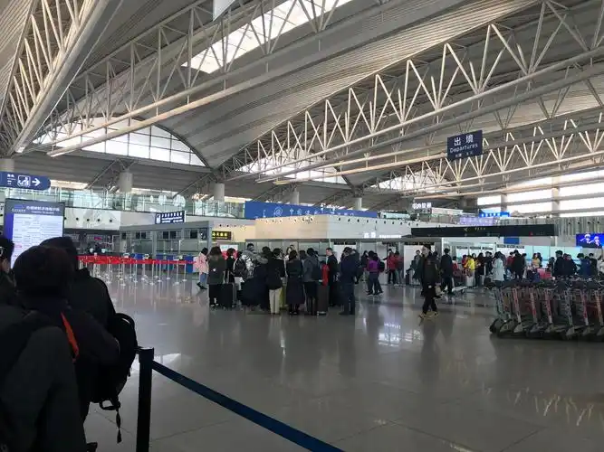 人流攒动,摩肩接踵的青岛流亭国际机场