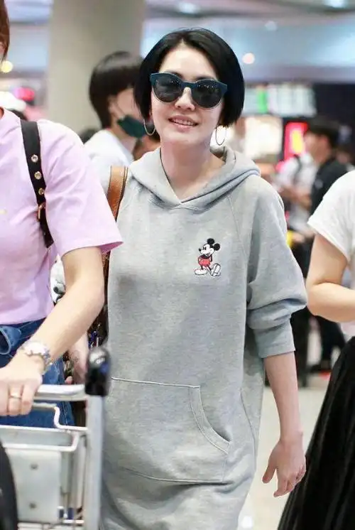 小s徐熙娣剪了沙宣头短发仅穿一件灰色卫衣走机场超有巨星范