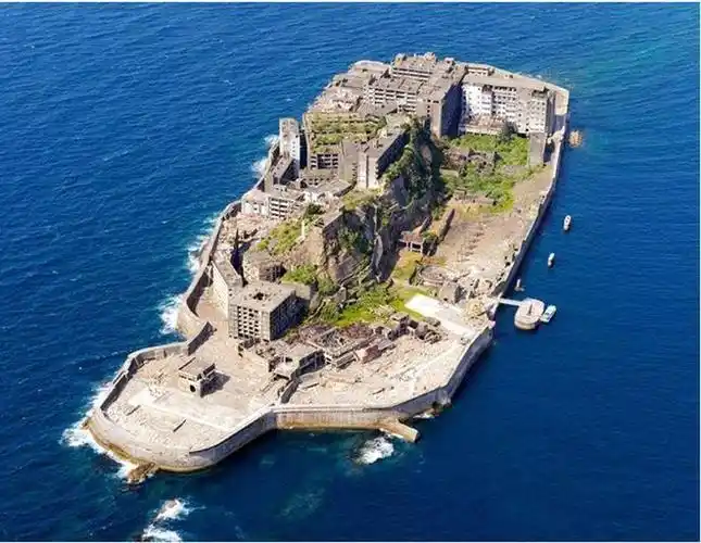 世界上最"恐怖"的小岛:从人满为患到无人鬼岛,外形酷似军舰!_网易订阅