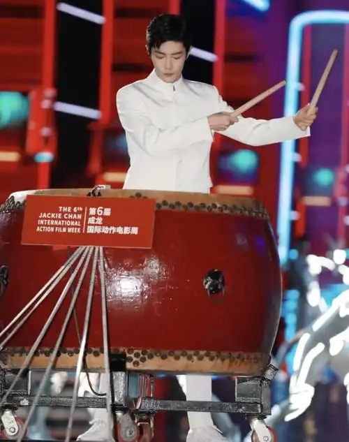 肖战穿白色中山装与小孩合照,头躲开后的表情引发讨论:相由心生