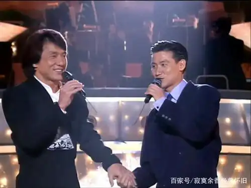 难得一见!原唱成龙与翻唱张学友同台飙这首歌,久违的感觉