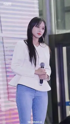 组里说程潇造型师审美不在线啊,给程潇穿了浅色牛仔裤