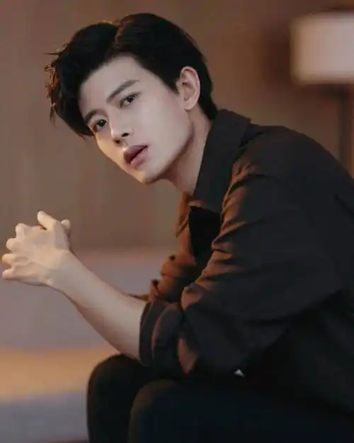 这位网友还艾特了任嘉伦以及一位名叫兰贺的女子,说两人一个有对象