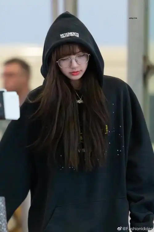 lisa 机场街拍,宽松卫衣搭配牛仔裤,休闲舒适,金丝眼镜搭配,文艺又